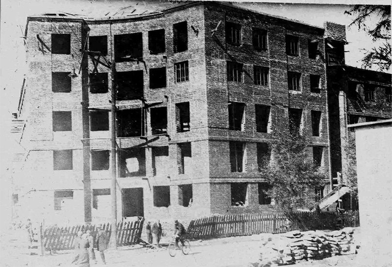 Здание Главзолота возводят в Иркутске (1933 г.)