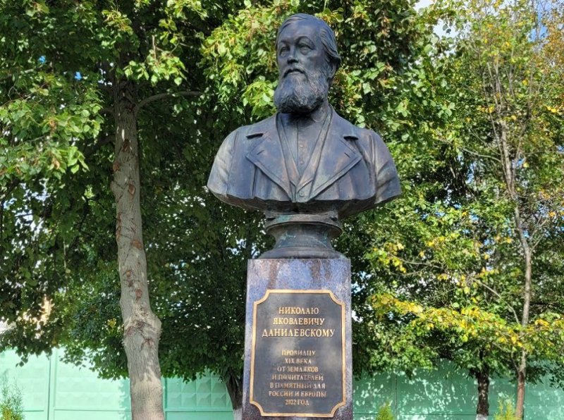 Бюст Данилевского в Ливнах