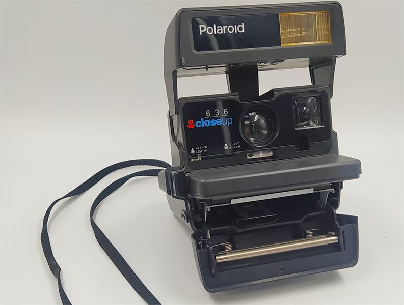 Polaroid 636 CloseUp с открытым отсеком для кассеты
