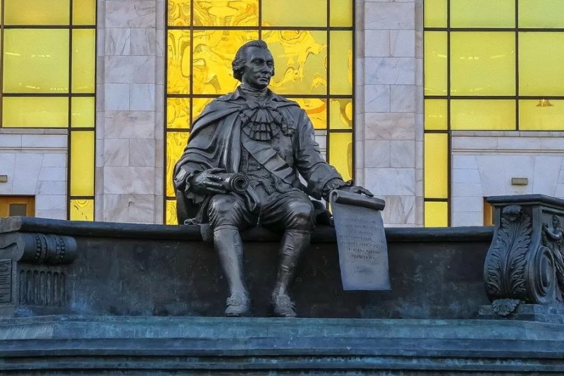 Памятник И.И. Шувалову возле здания МГУ