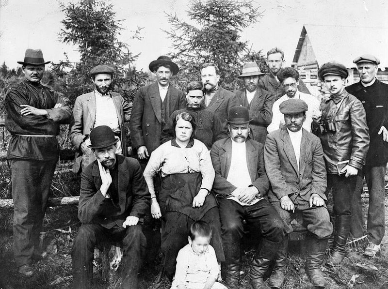 Туруханские ссыльные: стоят Сталин (3-й слева) и Каменев (5-й слева), 1915 г.