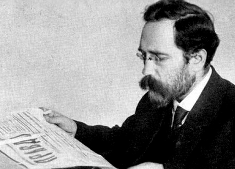 Л.Б. каменев за чтением «Правды» в 1917 г.