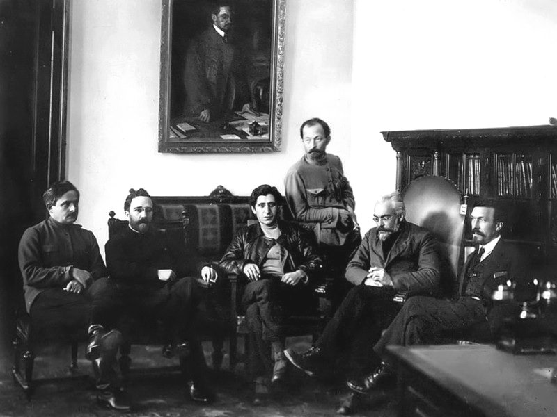 В кабинете Дзержинского (стоит в центре): Каменев (второй слева), Рыков (крайний справа), 1922 г.