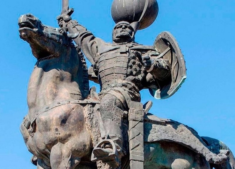 Памятник князю Игорю в Новгород-Северском