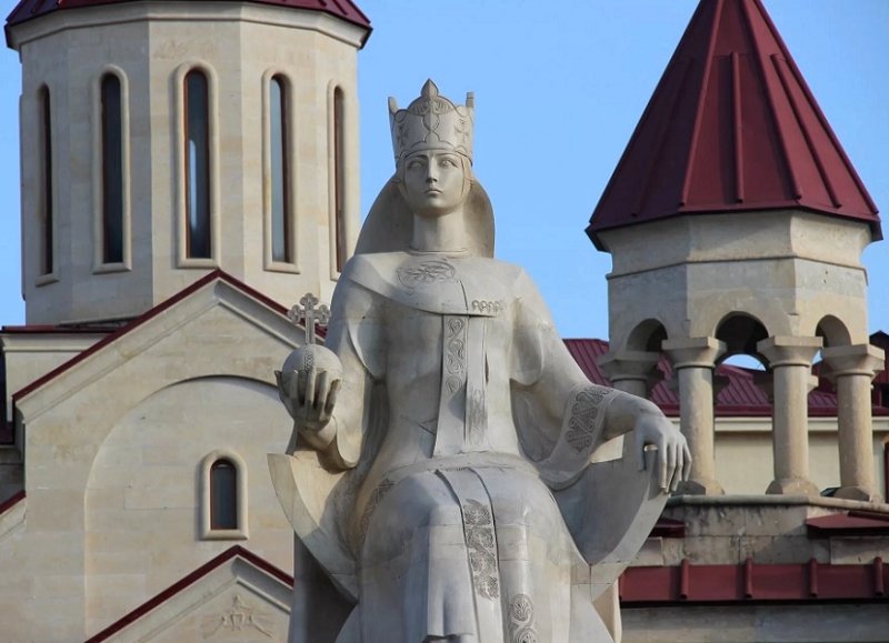 Памятник царице Тамаре в Ахалцихе 1999 г.