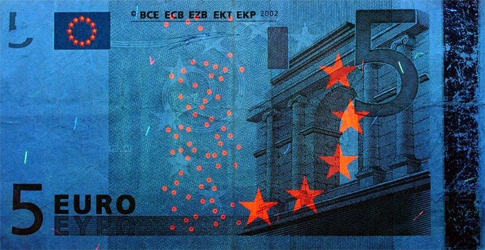 Банкнота 5 евро в ультрафиолете