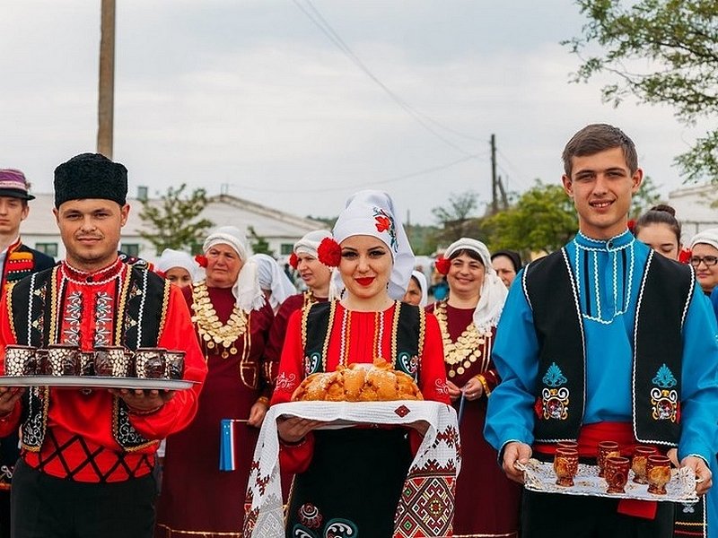Гагаузы в национальной одежде
