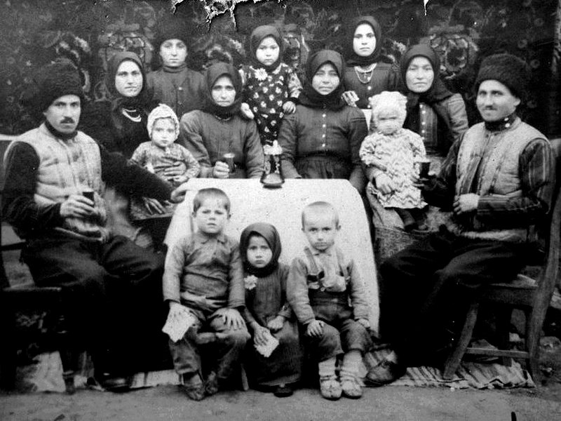Гагаузская семья на фото 1903 г.