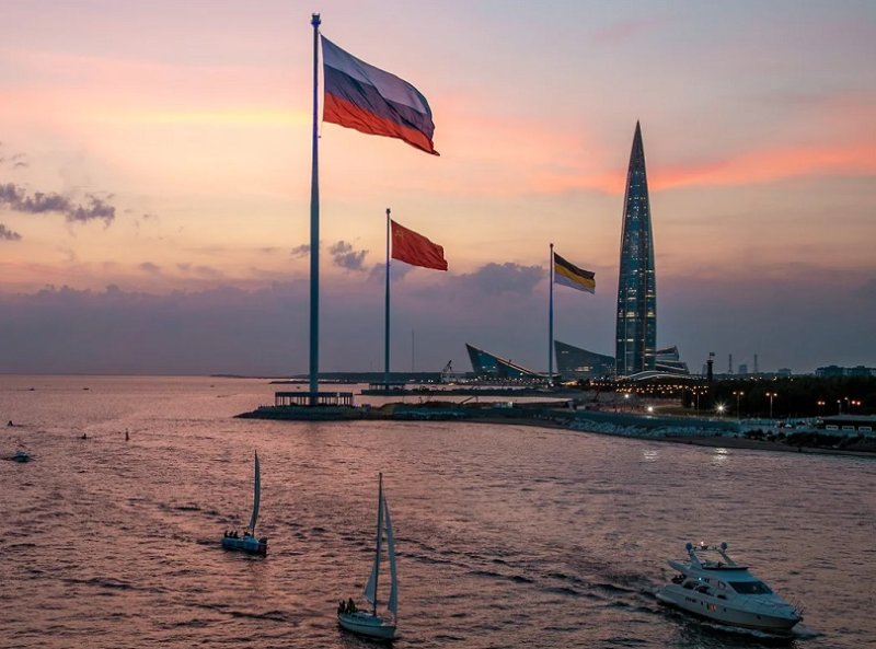 Государственные флаги РФ, СССР и Российской империи на празднике 300-летия Санкт-Петербурга