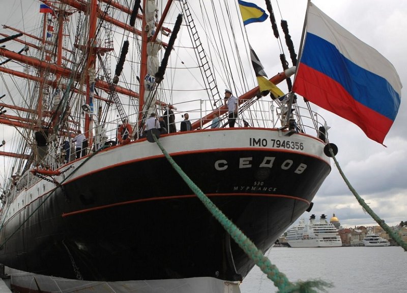 Кормовой флаг российского учебного парусника