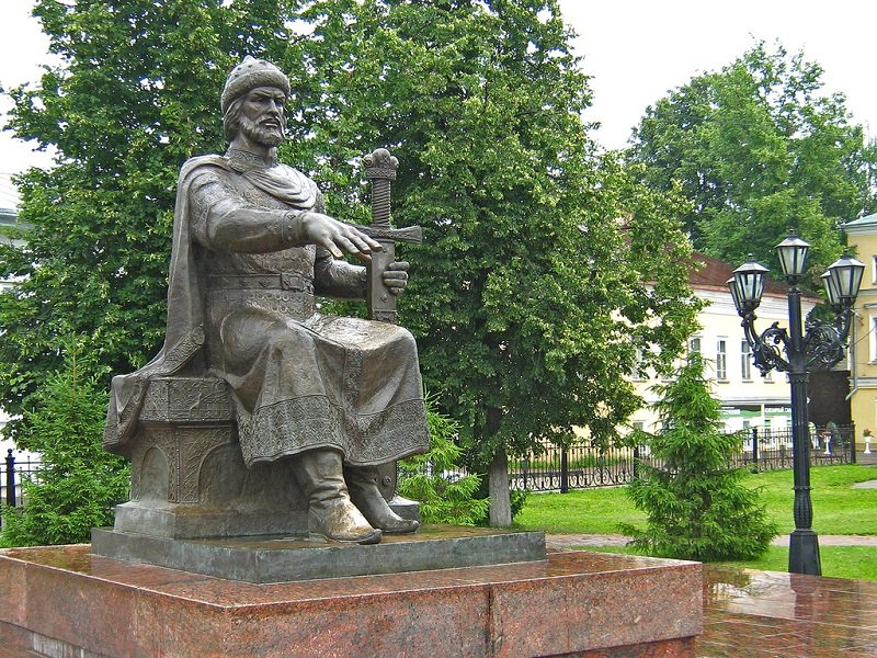 Памятник Долгорукому в Костроме