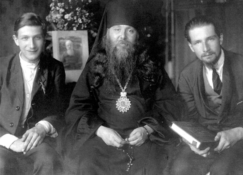 Сыновья Струве (Аркадий и Константин) и Сергий, епископ Пражский (в центре), 1940 г.