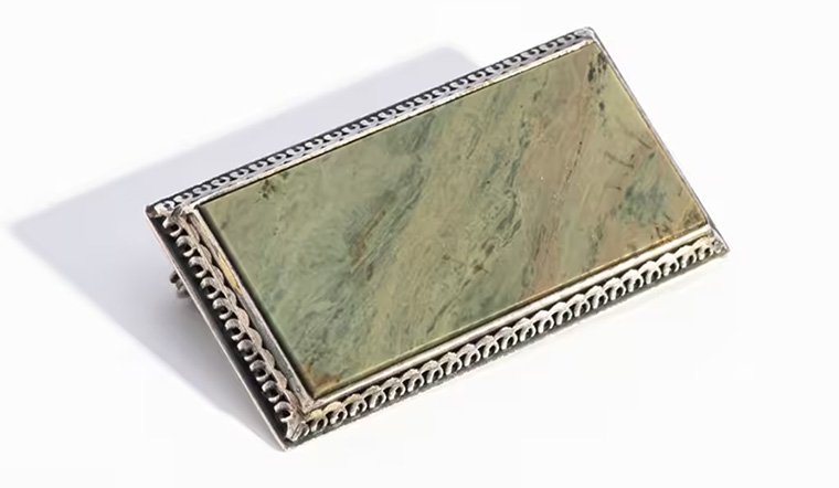 Брошь прямоугольной формы с вставкой из яшмы серо-зеленого цвета, серебро 875 пробы, камень (яшма), 1976 год
