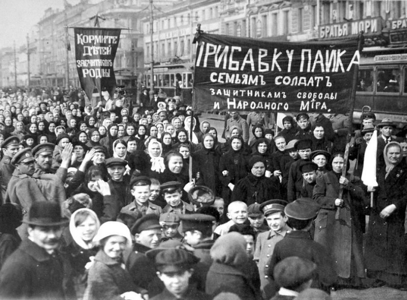 Мирная демонстрация с требованием хлеба в 1917 г.