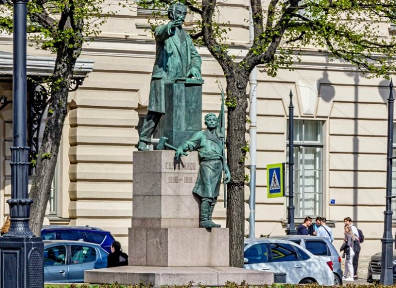 Памятник Плеханову в Санкт-Петербурге