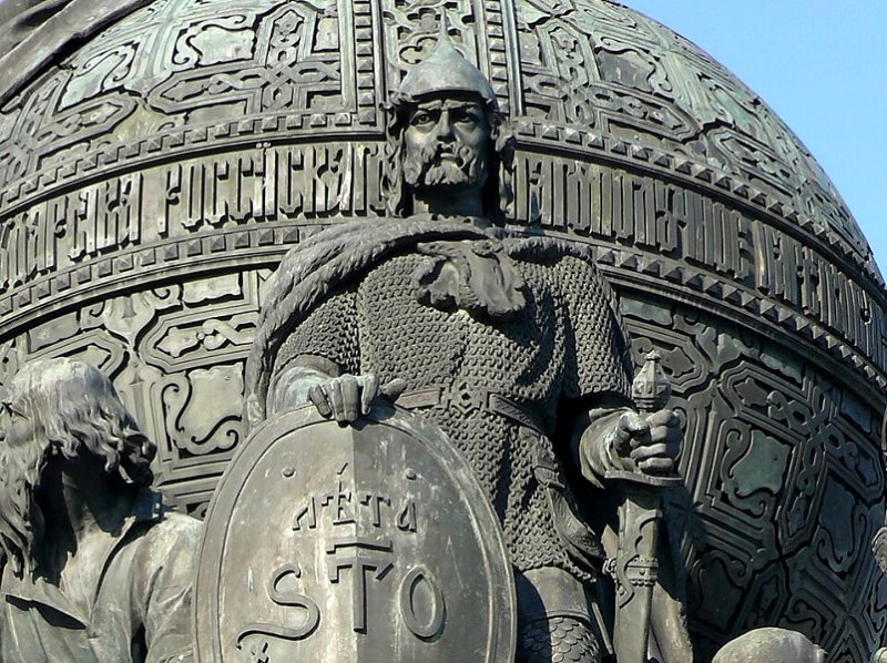Рюрик на памятнике «1000-летие России» в Новгороде
