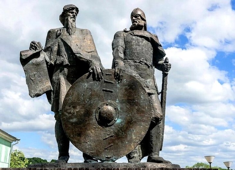 Памятник Олегу и Рюрику в Старой Ладоге