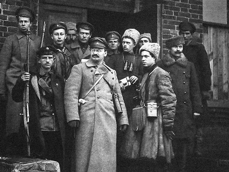 Нарком Троцкий с красноармейцами, 1919 г.
