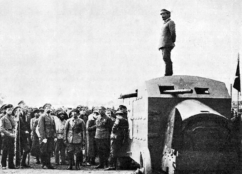 Троцкий выступает со своего бронепоезда в 1920 г.