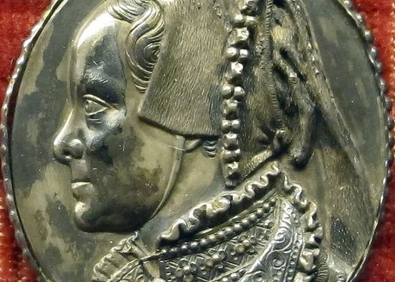 Фрагмент медальона с профилем Марии I, 1554 г.