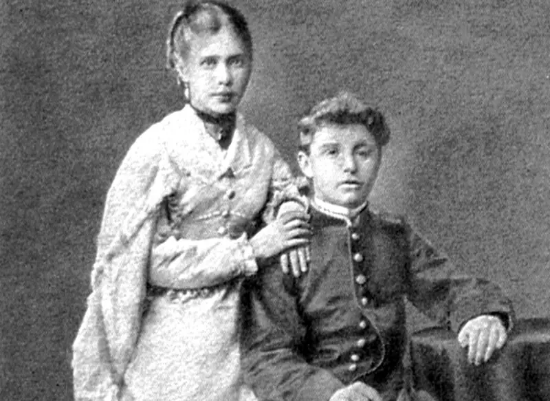 Михаил с сестрой Анной на фото 1870-х гг.