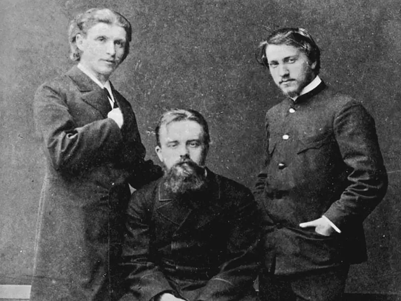 Художники М.А. Врубель, В.Д. Дервиз и В.А. Серов в 1884 г.