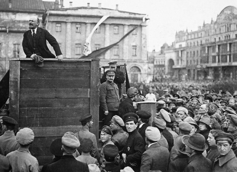 В.И. Ленин выступает на Красной Площади.  Лето 1917 г.