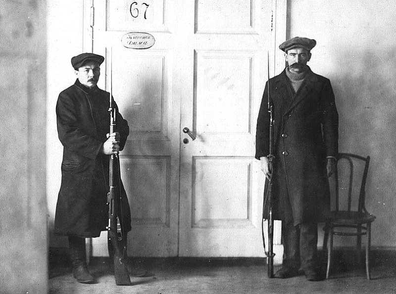 Большевики на посту у кабинета Ленина в Смольном. Ноябрь 1917 г.