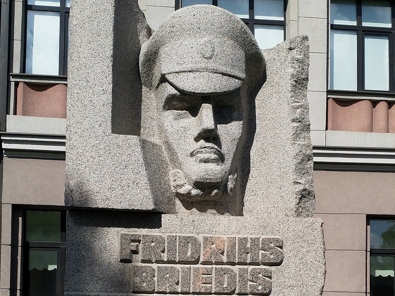 Памятник командиру полка латышских стрелков Фридриху Бриедису в Риге