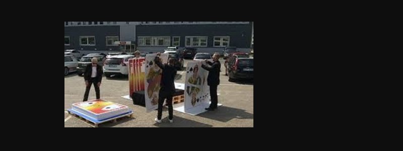 Погрузка самой большой колоды игральных карт (репортаж шведского телевидения)
