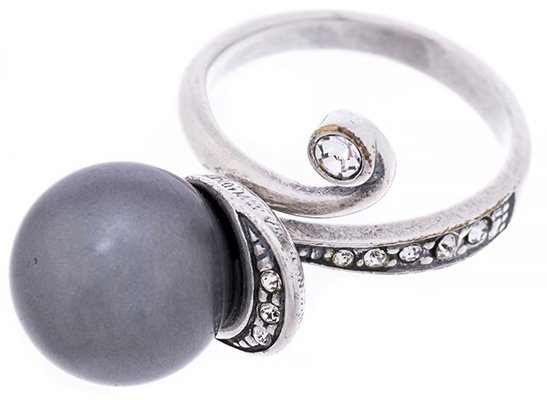 Кольцо (ювелирный сплав) со вставкой серого цвета, обрамленной прозрачными стразами