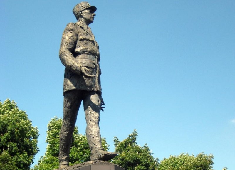 Памятник де Голлю в Париже
