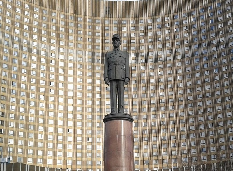 Памятник де Голлю в Москве  на площади его имени