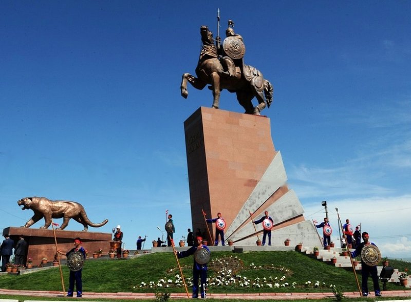 Памятник Манасу Великодушному в г. Ош