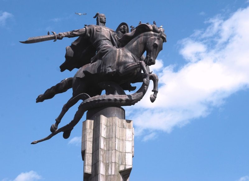 Статуя Манаса в Бишкеке