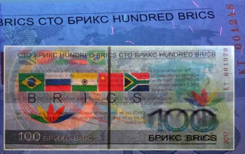 Банкнота на просвет на фоне аналогичной банкноты в ультрафиолете