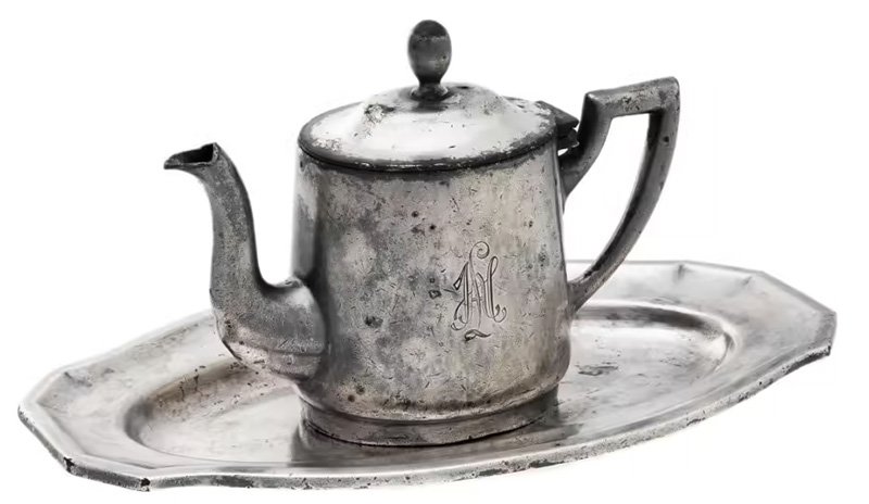 Набор из чайника и блюда с монограммой «HAL», серебрение (1913 г.)