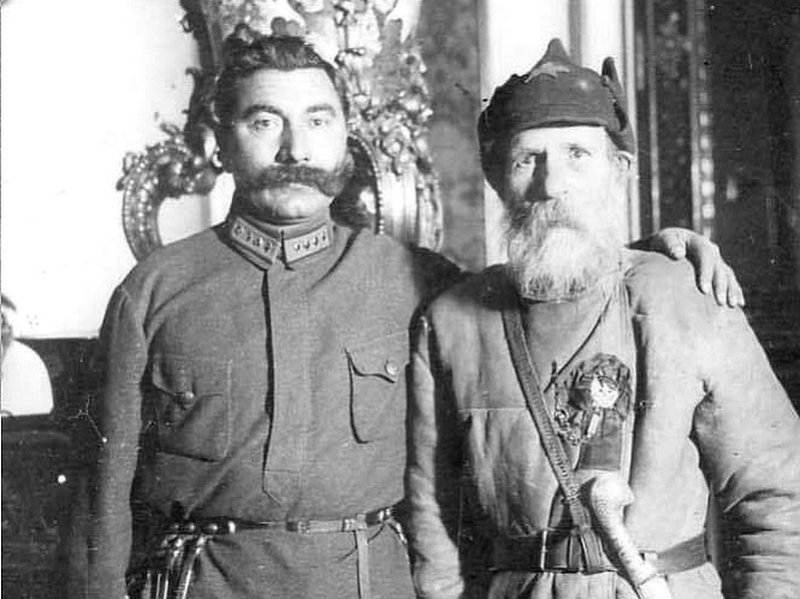Буденный со старейшим казаком Конной армии в 1921 г.