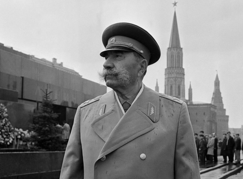 Буденный перед Мавзолеем в 1965 г.