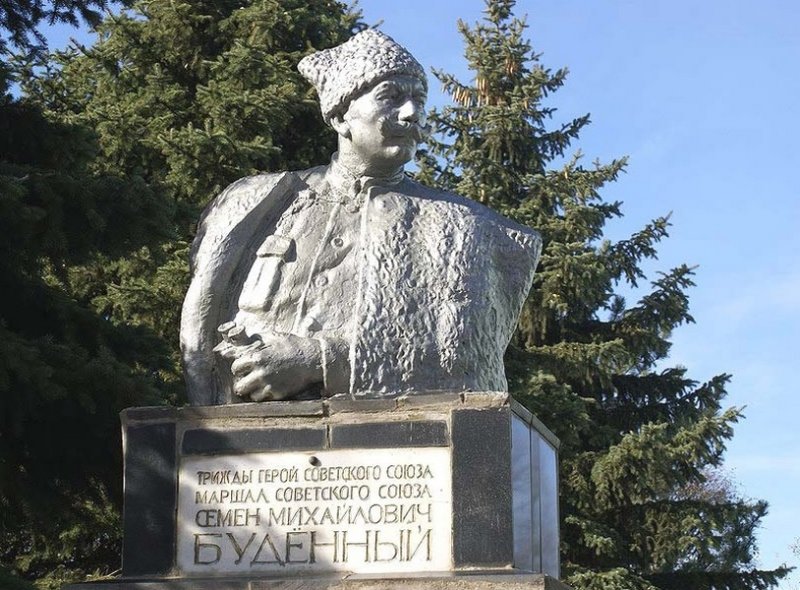 Памятник Буденному в станице Будённовской