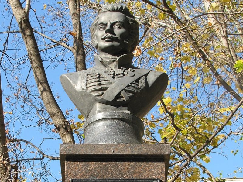 Памятник Д. Давыдову в Уфе