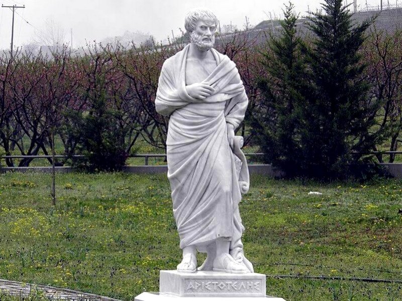 Памятник Аристотелю в Миезе на территории Нимфеона