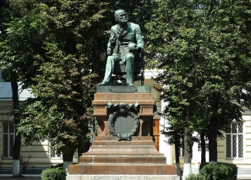 Памятник Пирогову в Москве
