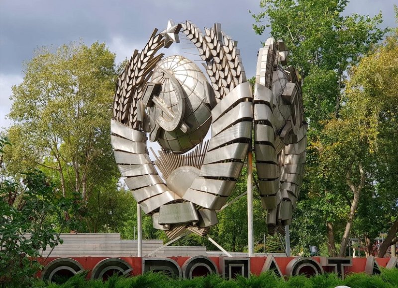 Скульптура «СССР-оплот мира» 1966 г.