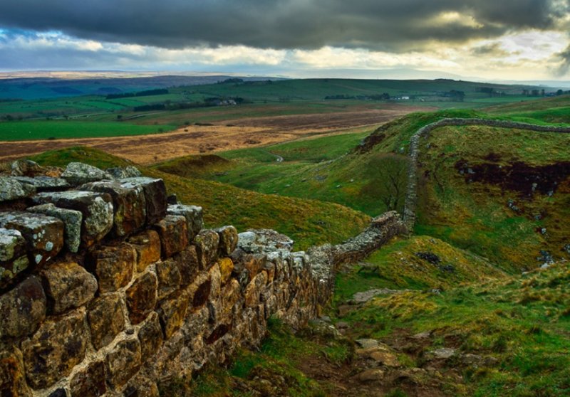 «Адрианов вал». Руины знаменитого оборонительного сооружения в Британии