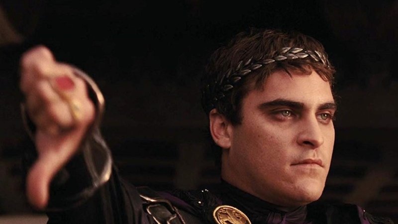 Хоакин Феникс в роли Коммода. Кадр из фильма «Гладиатор»