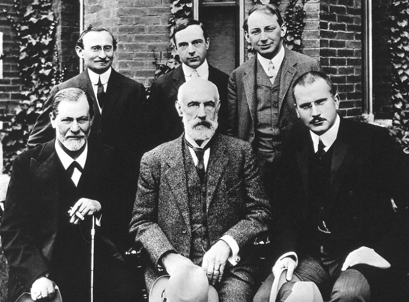 Фрейд (слева в первом ряду) среди коллег, 1909 г.