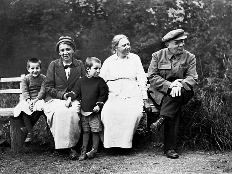 Цеткин с Крупской и Лениным в 1922 г.
