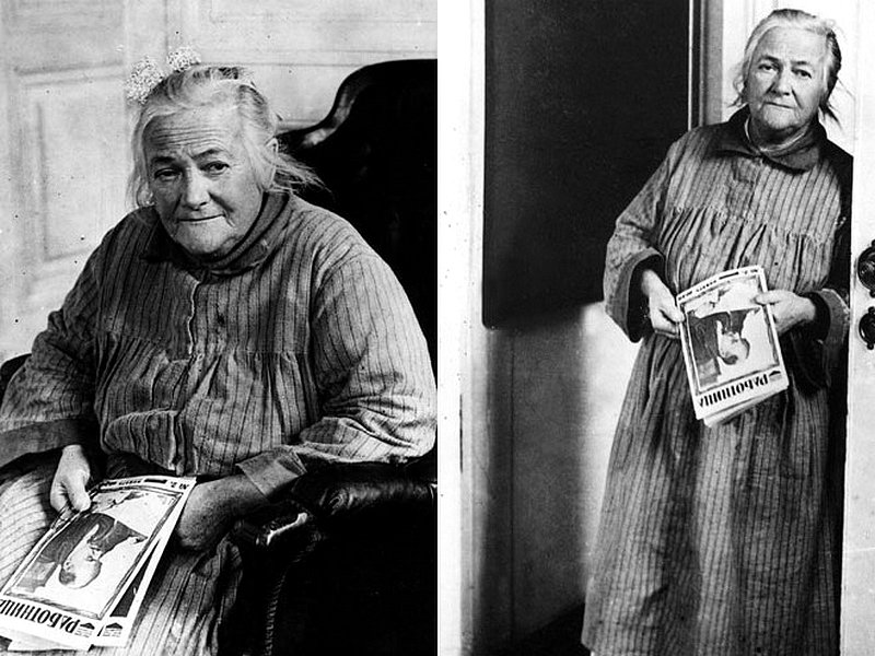 Цеткин с журналом «Работница» в 1930 г.