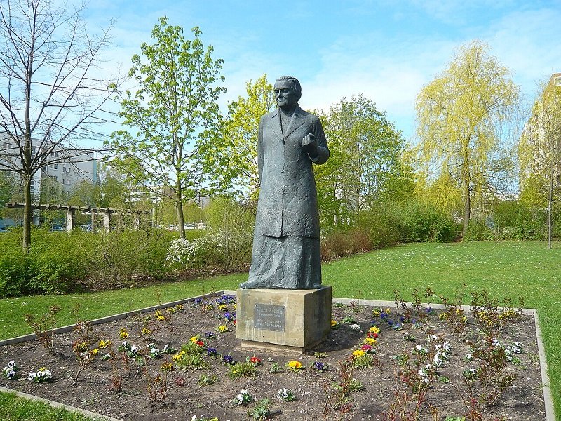 Памятник К. Цеткин в Берлине